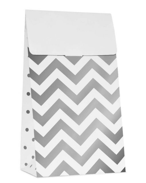 Hvide og sølvfarvede goodie bags med chevron design