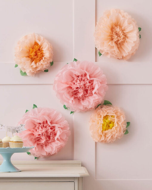 Papirblomster i lyserøde og ferskenfarvede nuancer
