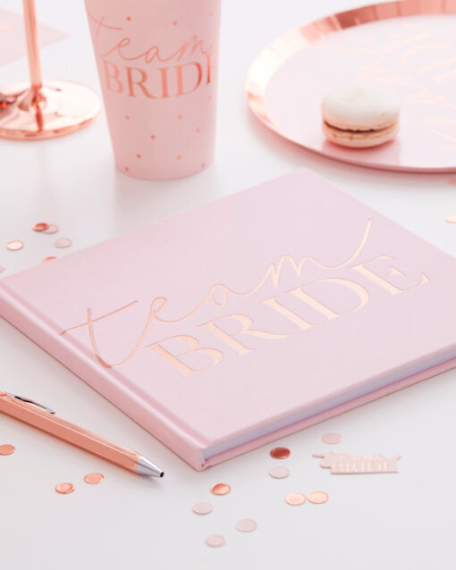 Lyserød velour gæstebog med rose gold tryk - Team Bride