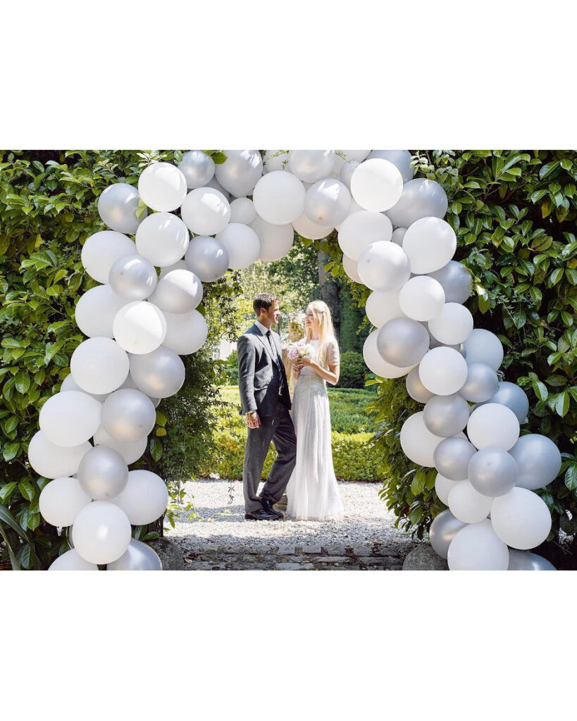Stor mat sølv og hvid ballonbue | Nem bryllupsballon guirlande