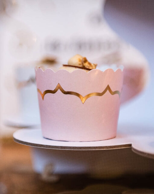 Små blush lyserøde treat cups med guld design