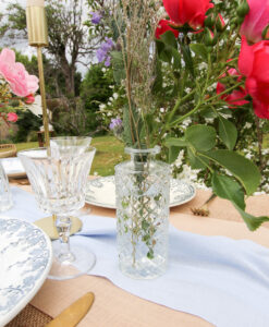 små glasvaser til borddækning til bryllup