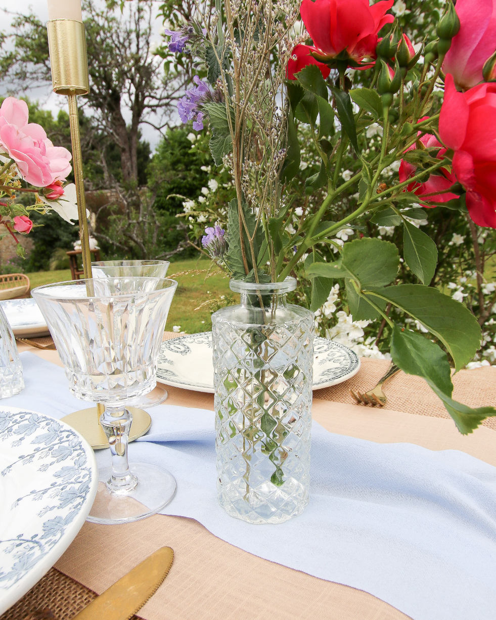 små glasvaser til borddækning til bryllup