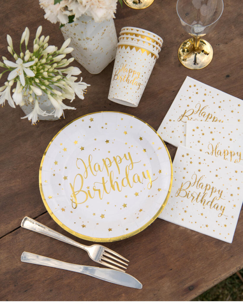 Små fødselsdagsservietter med guld og stjerner | 12,5 x 12,5 cm.