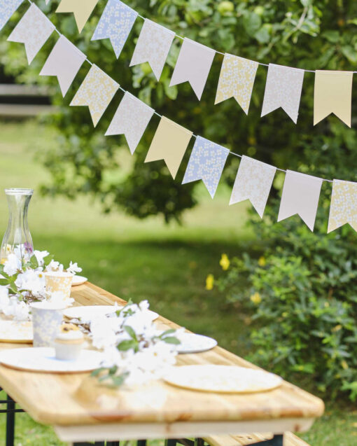 Pastelfarvet vimpelguirlande med blomster