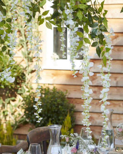 Kunstig grøn bladranke med hængende hvide blomster - 4 stk.