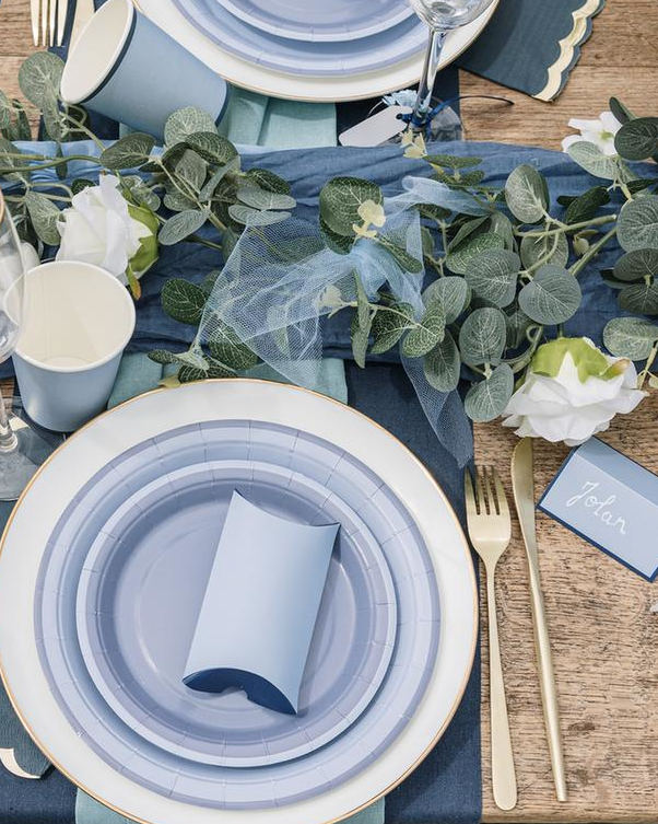 lyseblå borddækning