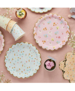 teselskab bord med blomstret service