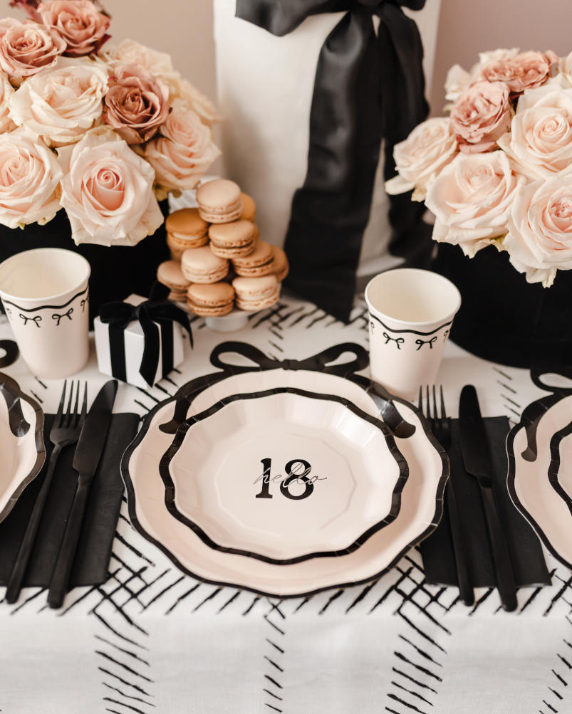 Cremefarvet og sort "Hello 18" paptallerkener - Billede 2