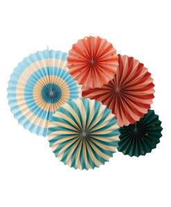 Farverige cirkus pin wheels – dekorative papvifter til cirkusfest og tivolitema